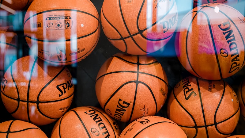 高清足球赛事直播画面，显示欧冠联赛比赛场景